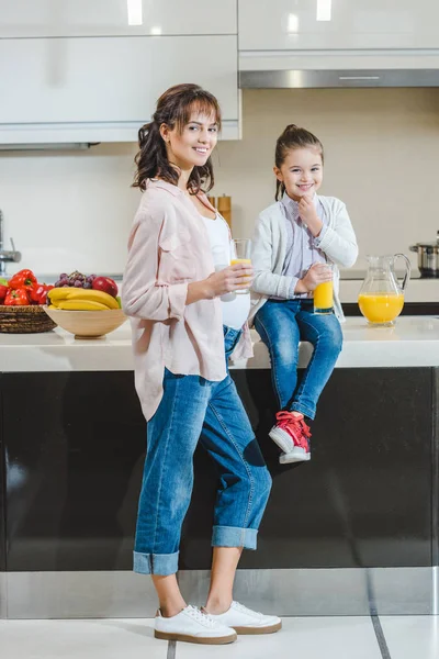 Mother and daughter with juice — Stock Photo, Image