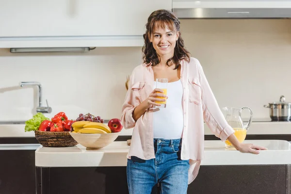 Pregnant woman with juice — Stock Photo, Image