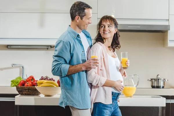 Pregnant couple with juice — Stock Photo, Image