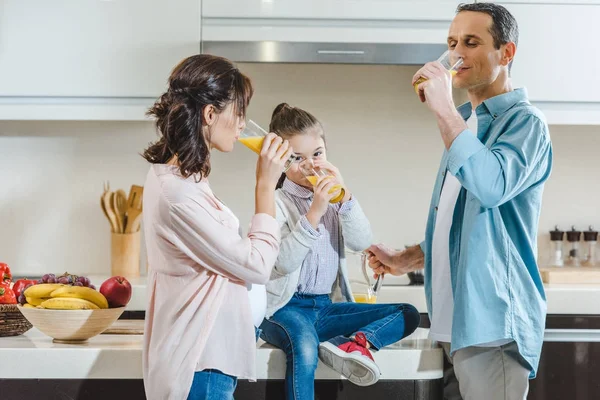 Felice Famiglia Che Beve Succo Cucina — Foto Stock