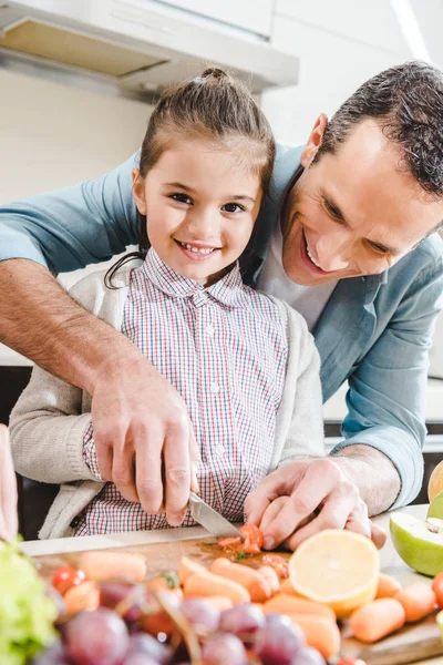 Pai com filha cortando cenouras — Fotografia de Stock