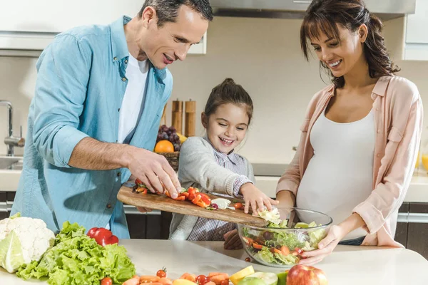 Lachende Gelukkige Familie Maken Salade Samen Keuken — Stockfoto
