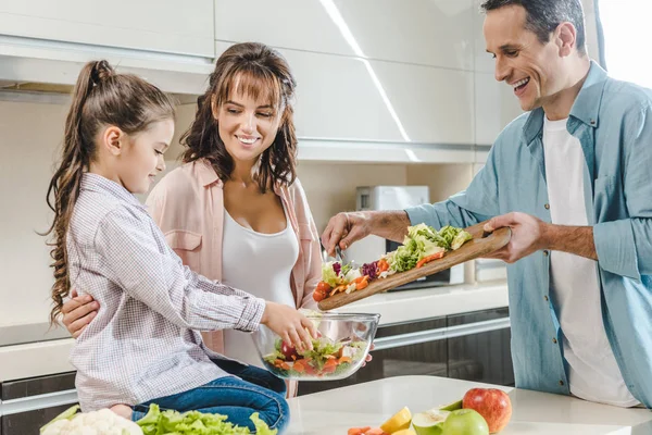 Lachende Gelukkige Familie Maken Salade Samen Keuken — Stockfoto