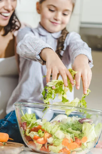 Madre con hija haciendo ensalada —  Fotos de Stock