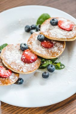 Çilek ve nane ile Pancakes