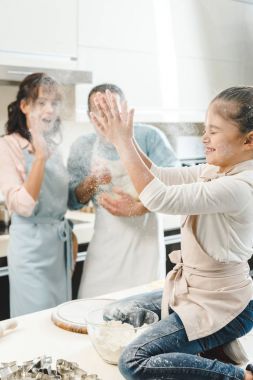 mutlu bir aile mutfak at un ile küçük çocuk alkışlar eller