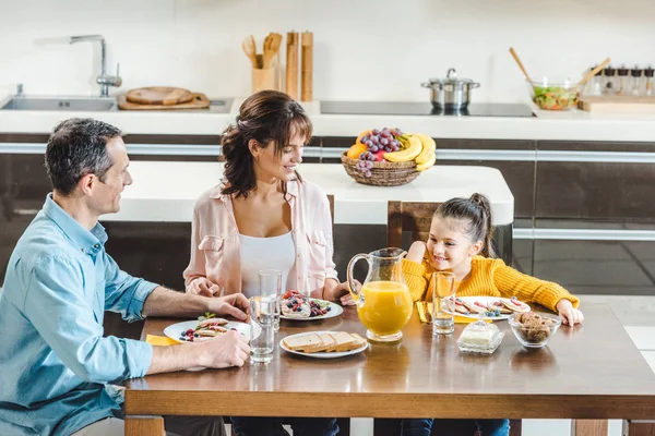 Familia Feliz Sentado Mesa Con Jugo Panqueques Con Bayas Cocina — Foto de Stock