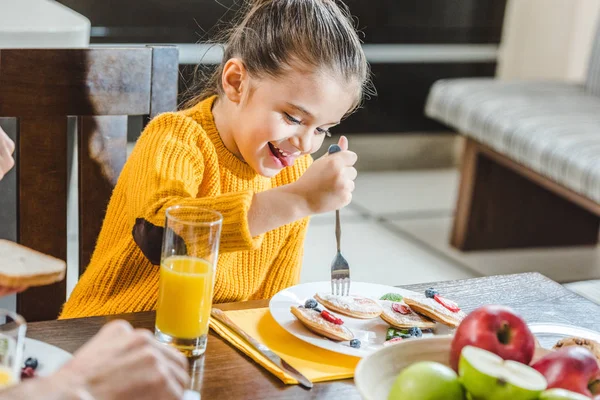 Kind isst Pfannkuchen — Stockfoto