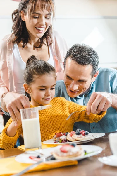 Família Alegre Conjunto Comendo Panquecas Com Bagas Mesa Cozinha — Fotografia de Stock