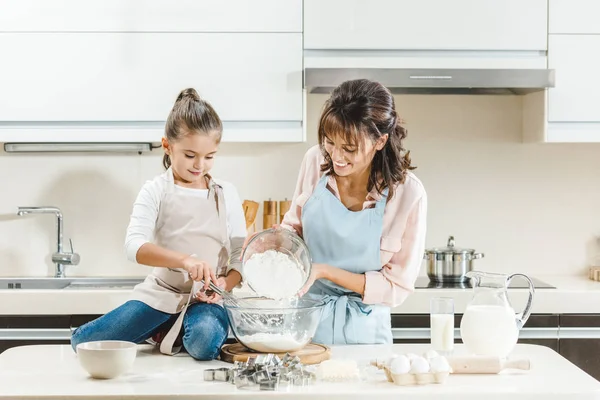 Mutter mit Tochter beim Teigmachen — Stockfoto