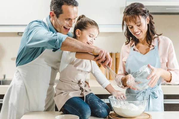 Szczęśliwa Rodzina Kaukaski Mąki Ciasta Kuchni — Zdjęcie stockowe