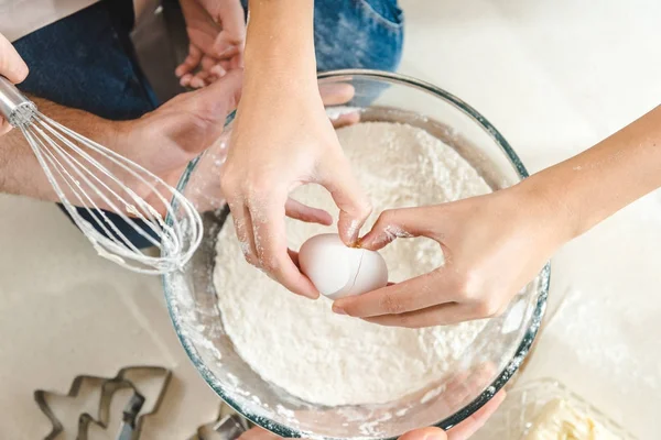 Le mani femminili dividono l'uovo in ciotola — Foto Stock