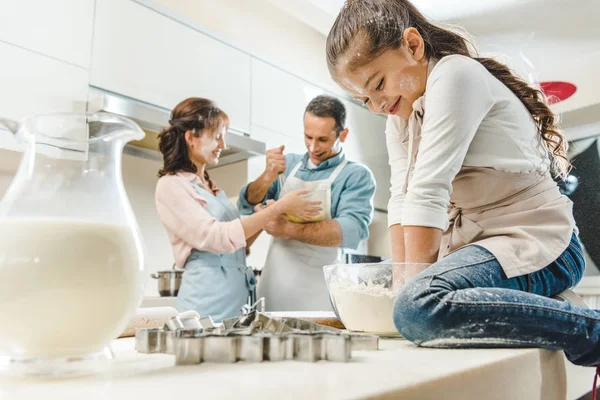 Família Caucasiana Feliz Farinha Fazendo Massa Cozinha — Fotografia de Stock