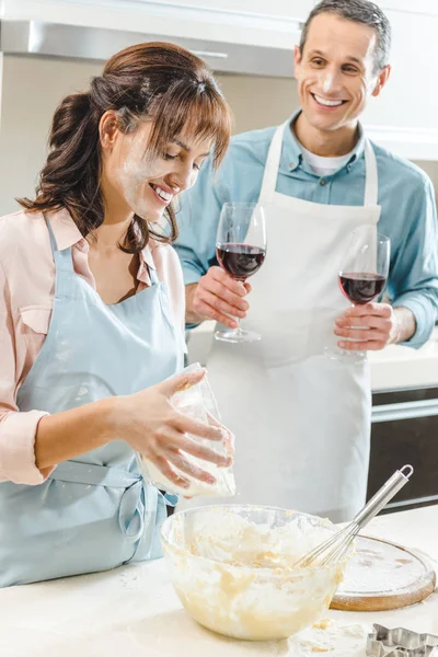 Couple in flour with wine — Free Stock Photo