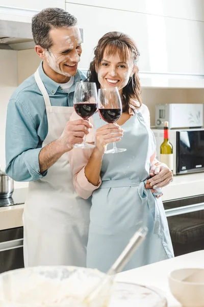 Ζευγάρι με κρασί στην κουζίνα — Φωτογραφία Αρχείου