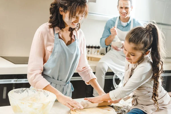 Happy Caucasian Family Flour Making Dough Kitchen — Free Stock Photo