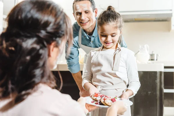 Pai Feliz Com Filha Mostrando Prato Com Panquecas Para Mãe — Fotografia de Stock Grátis