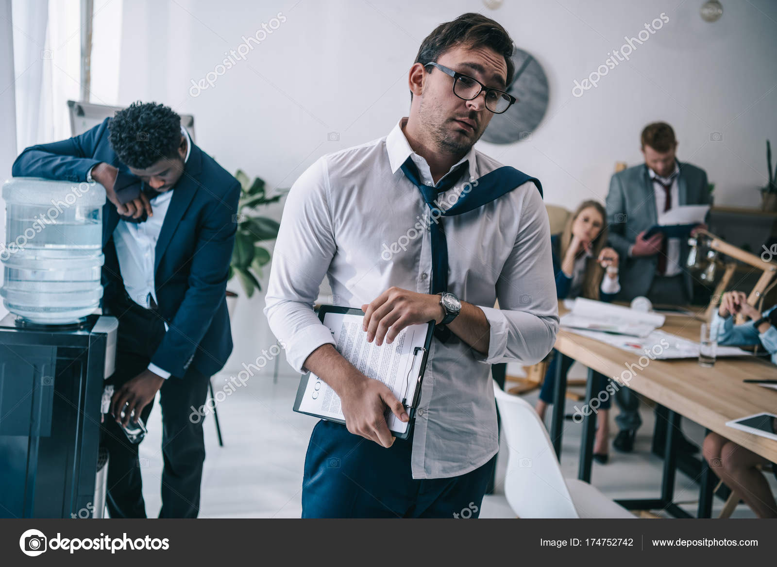 вышла деловая. успешная женщина. вышла деловая. вышла деловая. портфель для юриста женщины.