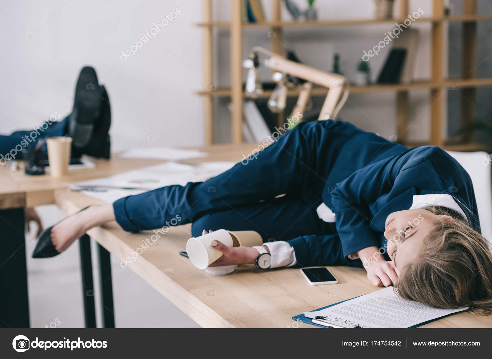 Mujer Negocios Sobrecargada Trabajo Durmiendo Mesa Oficina Desordenada —  Foto de stock #174754542 © ArturVerkhovetskiy, image size:1600x1168