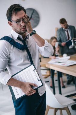 düzensiz overworked işadamı ile sözleşme ofisi