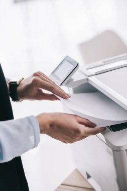 kırpılan formal giyim copier kullanarak kadında doz