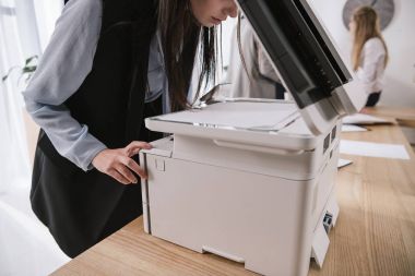 Genç işkadını copier konferans odasında eğilerek uykulu bitkin