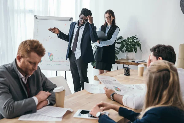 Zumbi Exausto Como Empresários Conversando Escritório — Fotografia de Stock