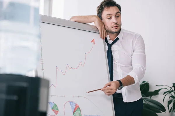 Cansado Soñoliento Hombre Negocios Haciendo Presentación Oficina — Foto de Stock