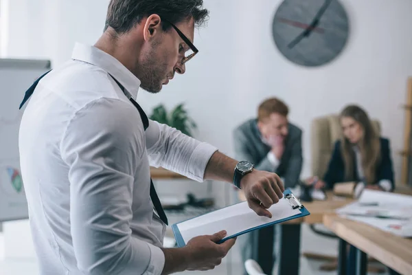 Uomo Affari Oberato Disordinato Che Controlla Tempo Con Orologio Ufficio — Foto Stock