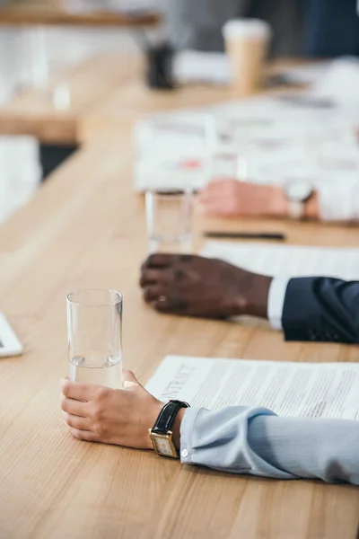 Tiro Cortado Empresários Sentados Com Copos Água Sala Conferências — Fotografia de Stock Grátis