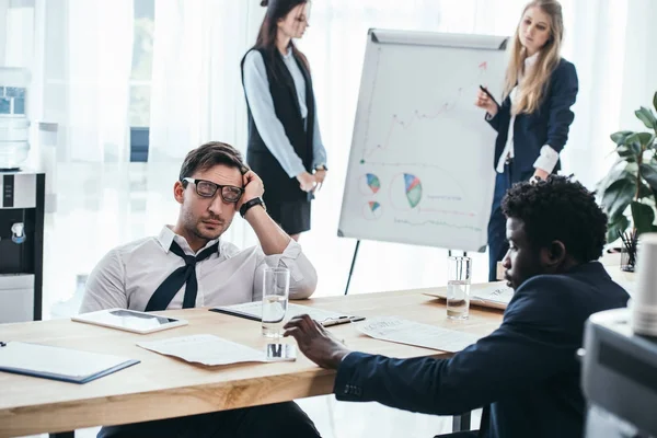 Überlastete Verschlafene Geschäftsleute Sitzen Konferenzsaal Des Büros — Stockfoto