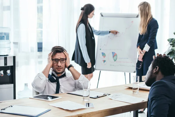 Ofisinde Konferans Salonunda Overworked Adamları — Ücretsiz Stok Fotoğraf