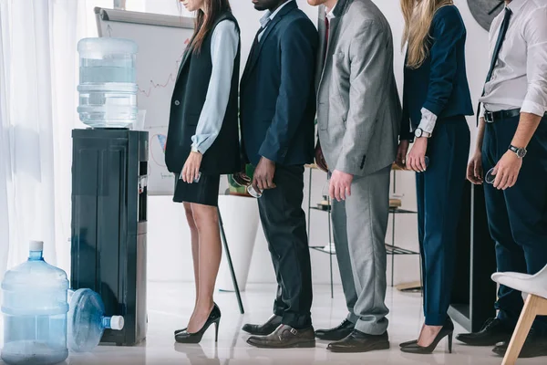 Zijaanzicht Van Managers Permanent Wachtrij Voor Water Dispenser — Stockfoto