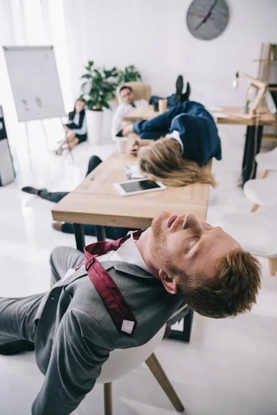 Colegas Negocios Con Exceso Trabajo Durmiendo Oficina —  Fotos de Stock