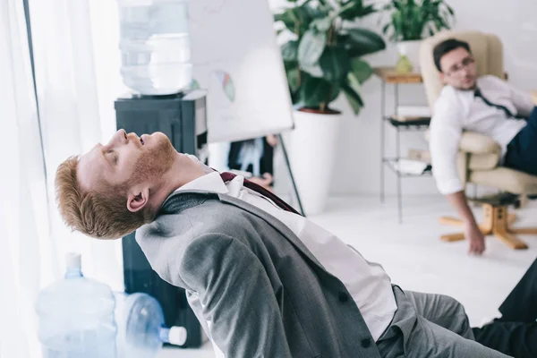 Hombre Negocios Agotado Durmiendo Silla Oficina Desordenada — Foto de Stock