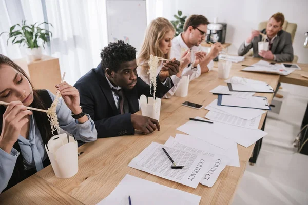 Geschäftsleute Essen Büro Gemeinsam Nudeln Und Unterhalten Sich — Stockfoto