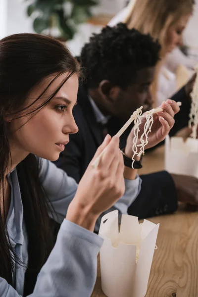 Cansado Jovem Empresária Comer Macarrão Com Colegas Escritório — Fotografia de Stock