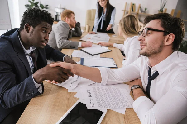 Untidy Overworked Businessmen Shaking Hands While Sitting Conference Hall — Free Stock Photo