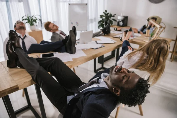 Empresarios Exhaustos Durmiendo Sala Conferencias Con Los Pies Sobre Mesa — Foto de Stock