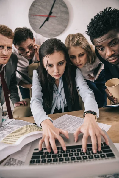 Nahaufnahme Von Überlasteten Geschäftsleuten Die Gemeinsam Mit Laptop Arbeiten — Stockfoto