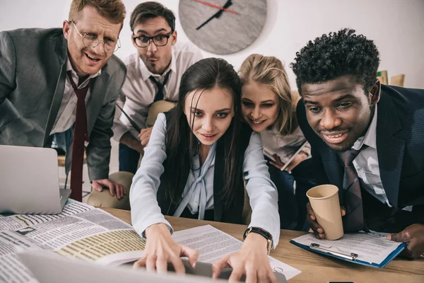 Close Zumbi Como Empresários Trabalhando Conjunto Com Laptop — Fotografia de Stock