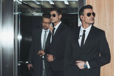 Bölge ve smartphone tarafından konuşan politikacı gözden geçirme korumaları