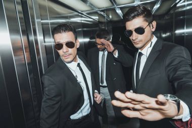 Paparazzi durdurma koruma zaman asansörde duran ünlü 