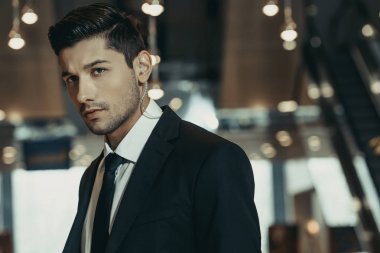 yakışıklı güvenlik görevlisi ile güvenlik uzak kulaklık arıyorum