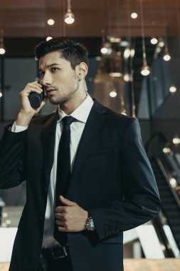 yakışıklı güvenlik görevlisi tarafından taşınabilir radyo İş Merkezi konuşuyor