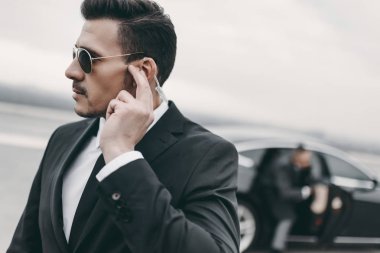 iş adamı dinleme iletinin güvenlik kulaklık ile yakışıklı koruma