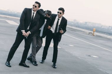 iki korumaları işadamı silahlı koruma güneş gözlüğü 