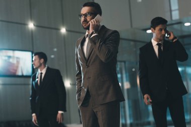 yanında iş merkezi smartphone konuşan işadamı