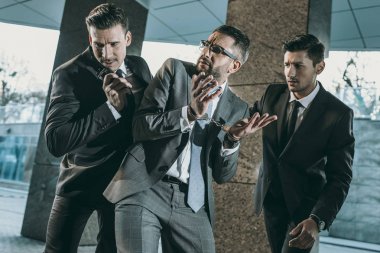 erkek şüpheli gösteren güvenlik görevlileri omuz silkme hareketi 