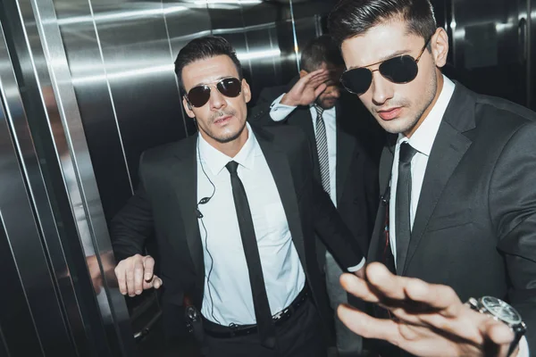 Bodyguards Stopping Paparazzi Celebrity Covering Face Hand Elevator — Stock Photo, Image